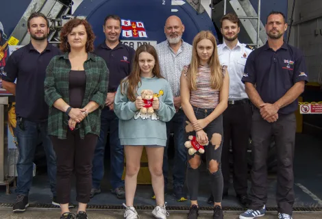 Mum Milena, Elsie and Mabel with their rescuers.